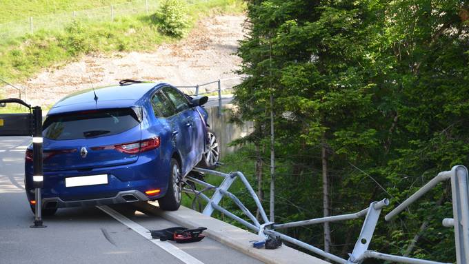 Fahrer bleibt am Abgrund hängen