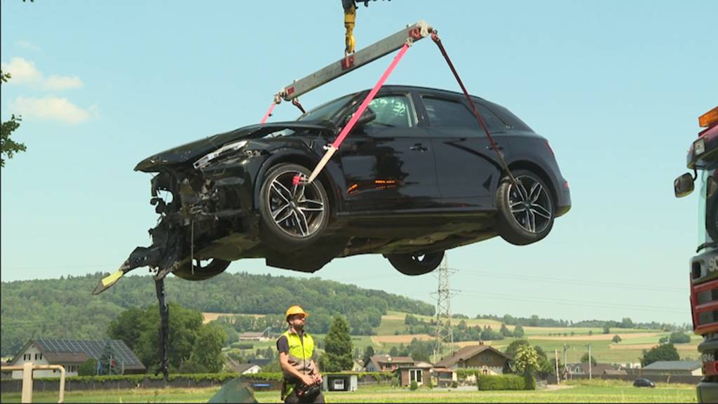 Audi kommt von Fahrbahn ab und kracht frontal in Auto – ein Schwerverletzter