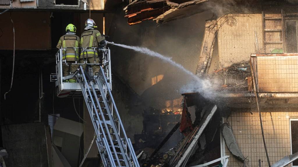 dpatopbilder - Rettungskräfte arbeiten daran, ein Feuer nach einem russischen Angriff zu löschen. Foto: Efrem Lukatsky/AP/dpa