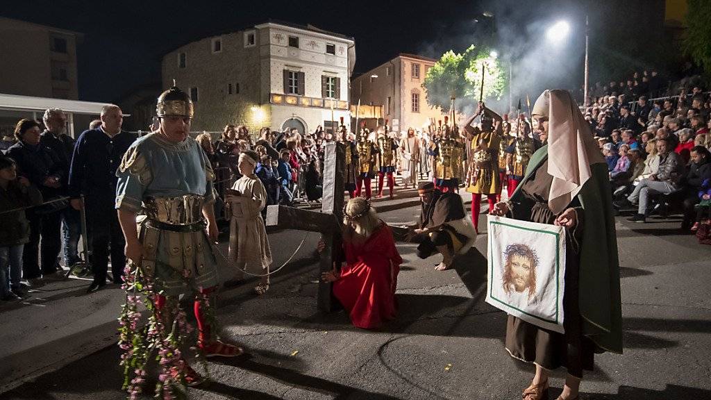 Kostümierte Teilnehmer der historischen Osterprozession am Gründonnerstag in Mendrisio.