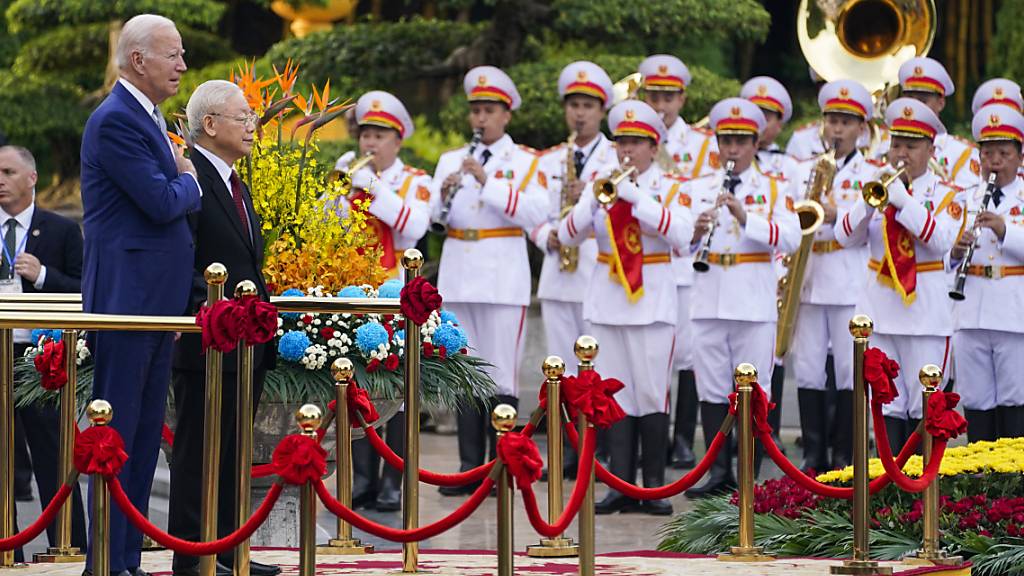 US-Präsident Joe Biden nimmt an einer Begrüßungszeremonie mit dem Generalsekretär der Kommunistischen Partei Vietnams, Nguyen Phu Trong, teil. Foto: Evan Vucci/AP/dpa