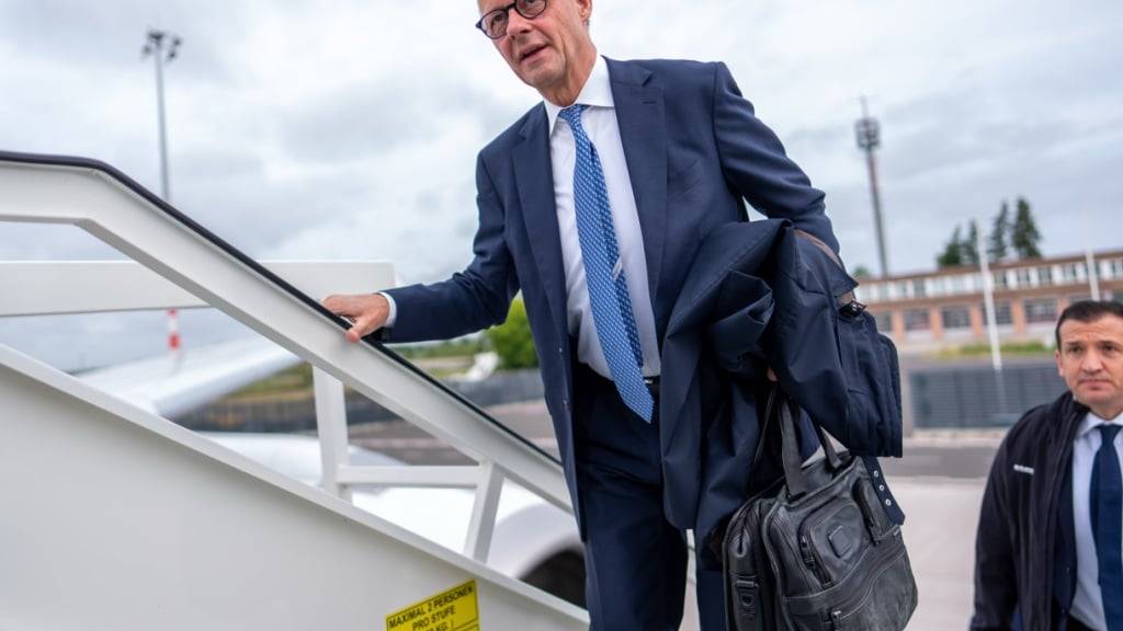 ARCHIV - Bundeskanzler Friedrich Merz (CDU) steigt in ein Flugzeug der Flugbereitschaft der Luftwaffe, um nach Litauen zu fliegen. Foto: Michael Kappeler/dpa