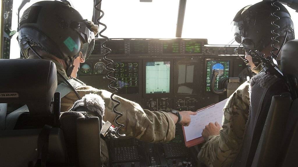 Piloten im Cockpit eines britischen Armeeflugzeuges, das sich an der Suche nach dem abgestürzten Egyptair-Jets beteiligt.