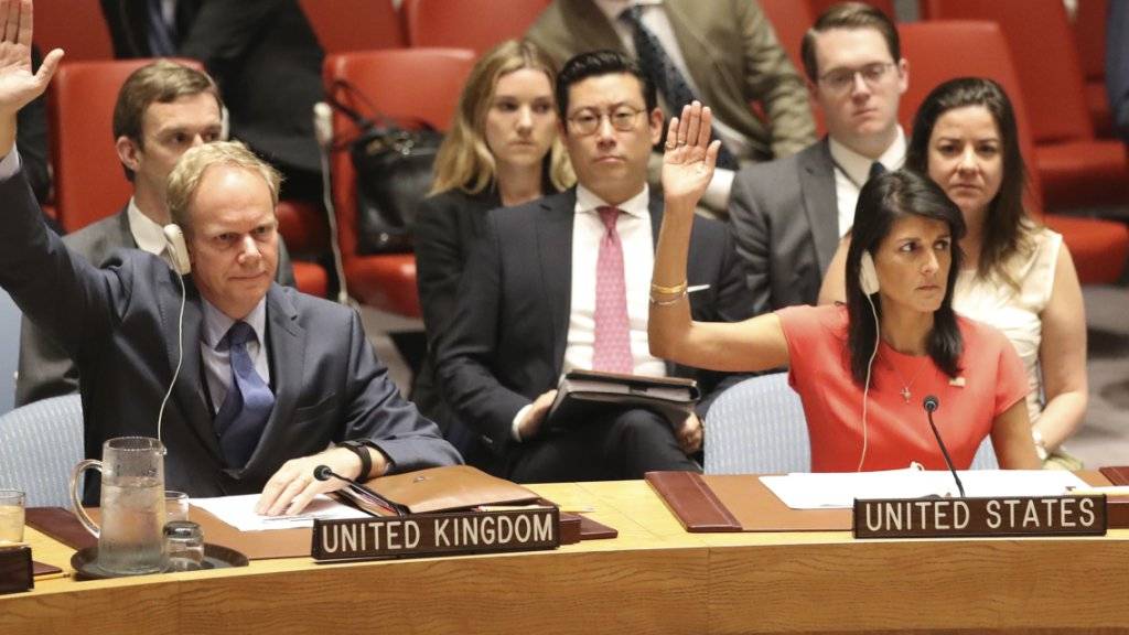 Der UNO-Sicherheitsrat hat neue Sanktionen gegen Nordkorea beschlossen. Das Gremium verabschiedete einstimmig eine Resolution, die dem isolierten Land unter anderem den Export von Kohle, Eisen und Blei untersagt.