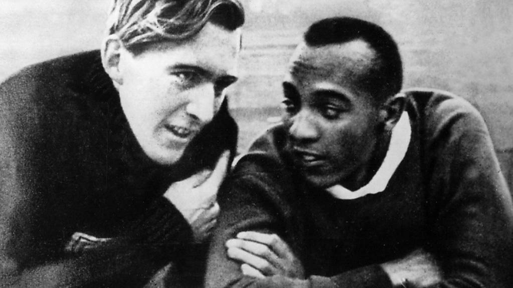 Der Deutsche Luz Long und der Amerikaner Jesse Owens liegen während der Olympischen Sommerspiele 1936 in Berlin im Stadionrasen und plaudern. Es entsteht eine Freundschaft, die es nach Ansicht der Nazis gar nicht geben dürfte.