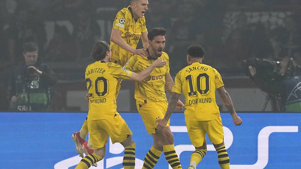 Mats Hummels (2. von rechts) sorgt im Parc des Princes mit dem 1:0 in der 50. Minute für Dortmunder Ekstase