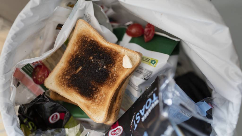 In der Schweiz landen 2,8 Millionen Tonnen Lebensmittel pro Jahr im Abfall. (Symbolbild)