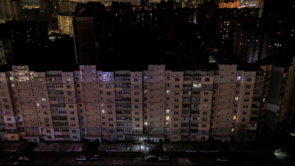 dpatopbilder - Mehrstöckige Wohngebäude liegen in Kiew im Dunkeln. Foto: Dan Bashakov/AP/dpa