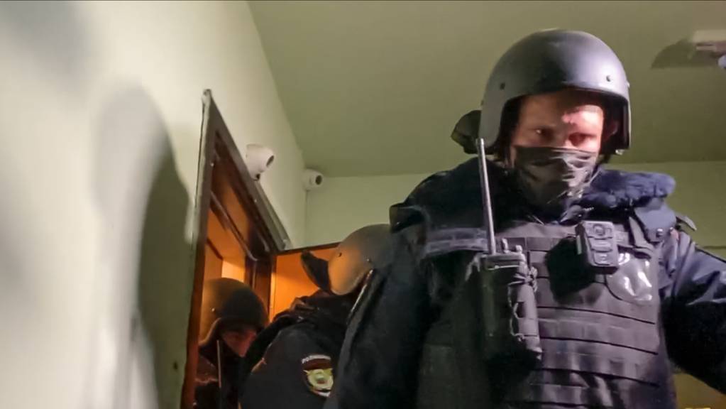 Die Polizei kommt aus der Wohnung von Oleg Nawalny.