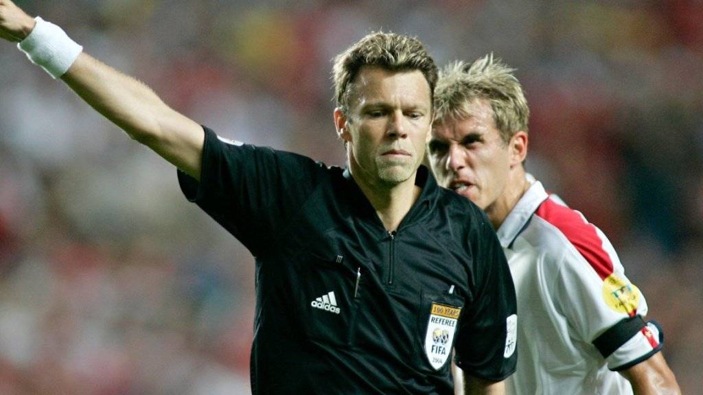 Im EM-Viertelfinal 2004 gegen Portugal der Buhmann der Engländer: Schiedsrichter Urs Meier (im Hintergrund Phil Neville)