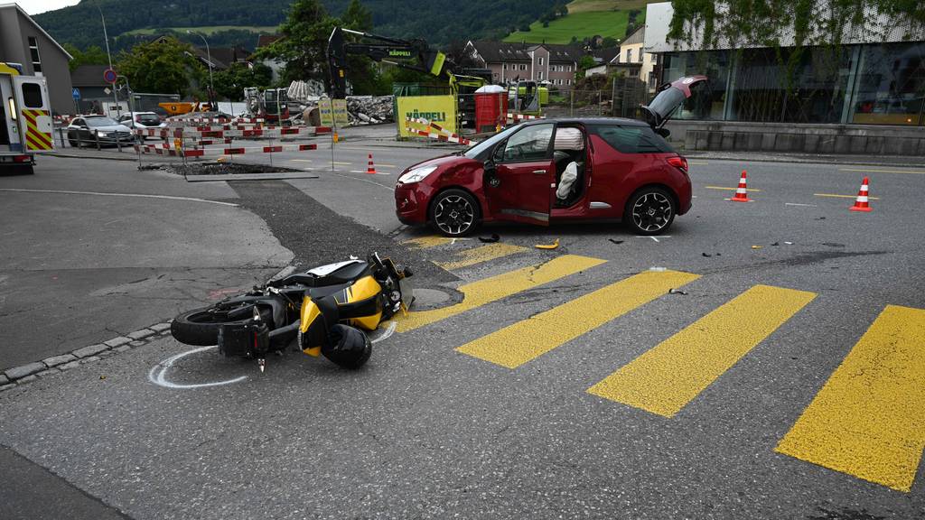 Motorradfahrer (17) nach Unfall mit Auto leicht verletzt