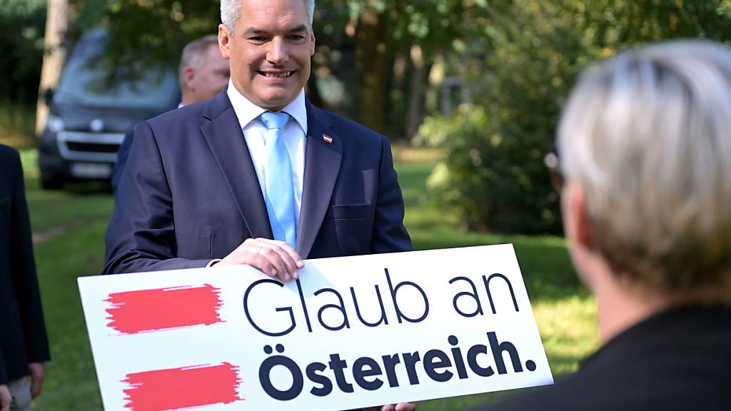 Der österreichische Bundeskanzler Karl Nehammer präsentiert die Initiative «Glaub an Österreich». Foto: Roland Schlager/APA/dpa