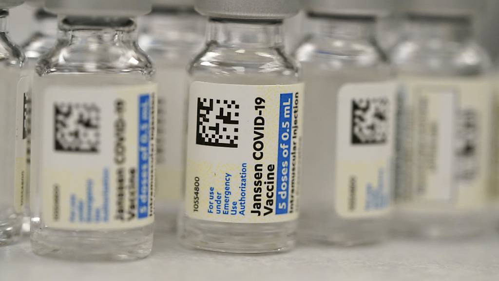 ARCHIV - Fläschchen des Corona-Impfstoffs von Johnson  Johnson in einer Apotheke des National Jewish Hospital in Denver. Foto: David Zalubowski/AP/dpa