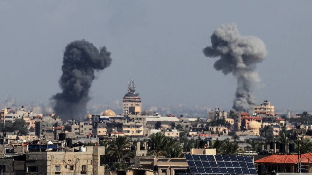 Rauchschwaden steigen nach israelischen Luftangriffen im Gazastreifen auf. Foto: Abed Rahim Khatib/dpa