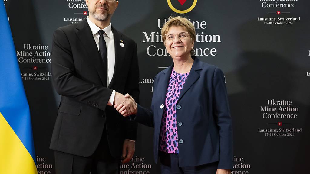 Bundespräsidentin Viola Amherd (rechts) und der ukrainische Premierminister Denys Schmyhal sprechen in Lausanne über die Minenräumung in der Ukraine.