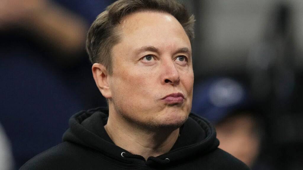 ARCHIV - Elon Musk besucht das Finale der NCAA-Ringer-Meisterschaft in Philadelphia. Musk muss sich einer zivilrechtlichen Klage wegen Betrugs und Vertragsbruchs stellen. Foto: Matt Rourke/AP/dpa/Archivbild