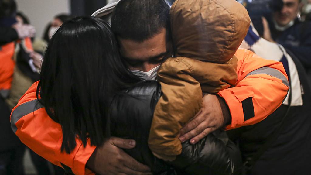 Ein türkischer Seemann umarmt seine Kinder bei der Ankunft am Istanbuler Flughafen. Drei Wochen nach dem Überfall auf ein Containerschiff im Golf von Guinea sind 15 von Piraten entführte türkische Besatzungsmitglieder wieder in der Türkei. Foto: Emrah Gurel/AP/dpa