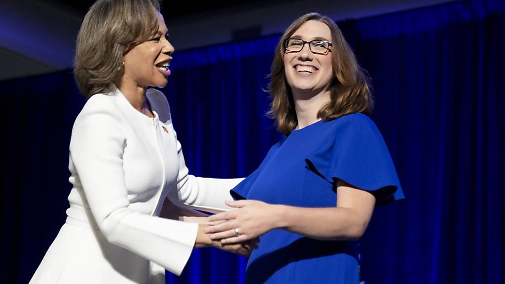 ARCHIV - Die Demokratinnen Sarah McBride (r) und Lisa Blunt Rochester auf einer Wahlparty in Wilmington, Delaware. Foto: Pamela Smith/AP/dpa