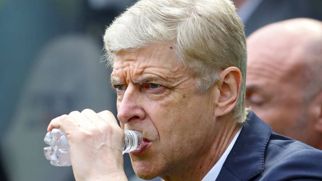 Kritischer Blick von Arsène Wenger: Sein Arsenal verliert in Newcastle.
