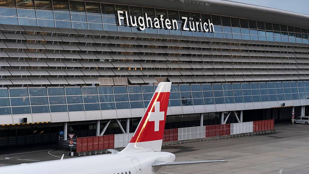 Ein Flugzeug der Fluggesellschaft Swiss dockt am Terminal des Flughafens Zürich Kloten an. (Archivbild)