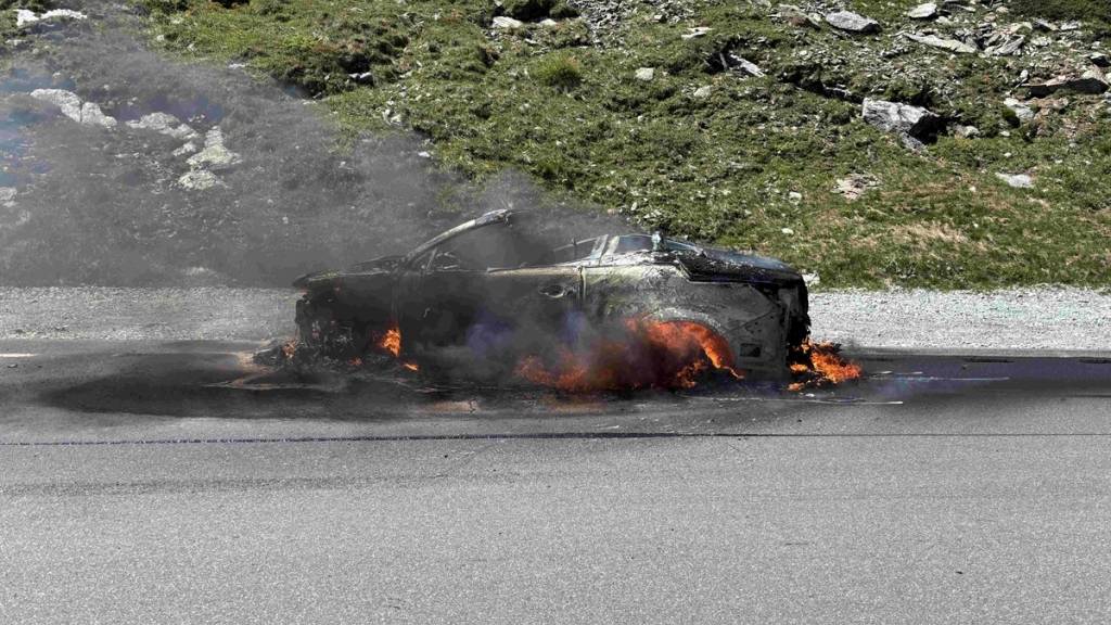 Bevor ihr Auto auf der Splügenpassstrasse vollständig ausbrannte, konnten sich die beiden Fahrzeuginsassen noch unverletzt retten.