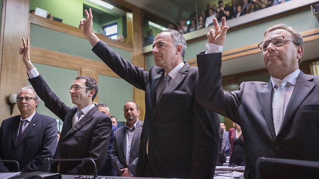 Die neu gewählten Staatsräte Frédéric Favre (FDP), Christophe Darbellay (CVP) und Roberto Schmidt (CVP) wurden trotz der Unregelmässigkeiten vereidigt. (Archivbild)