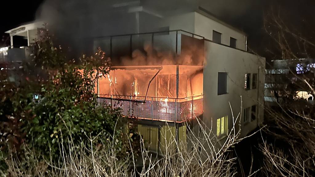 In Tägerwilen TG brannte es am Abend auf dem Balkon eines Mehrfamilienhauses.