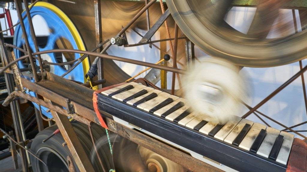 Die Méta-Harmonie II von Jean Tinguely entstand 1979 für eine grosse Ausstellung in Frankfurt. Als Tonerzeuger bevorzugte er Schlaginstrumente. Die Maschine befindet sich im Besitz der Emanuel Hoffmann-Stiftung.