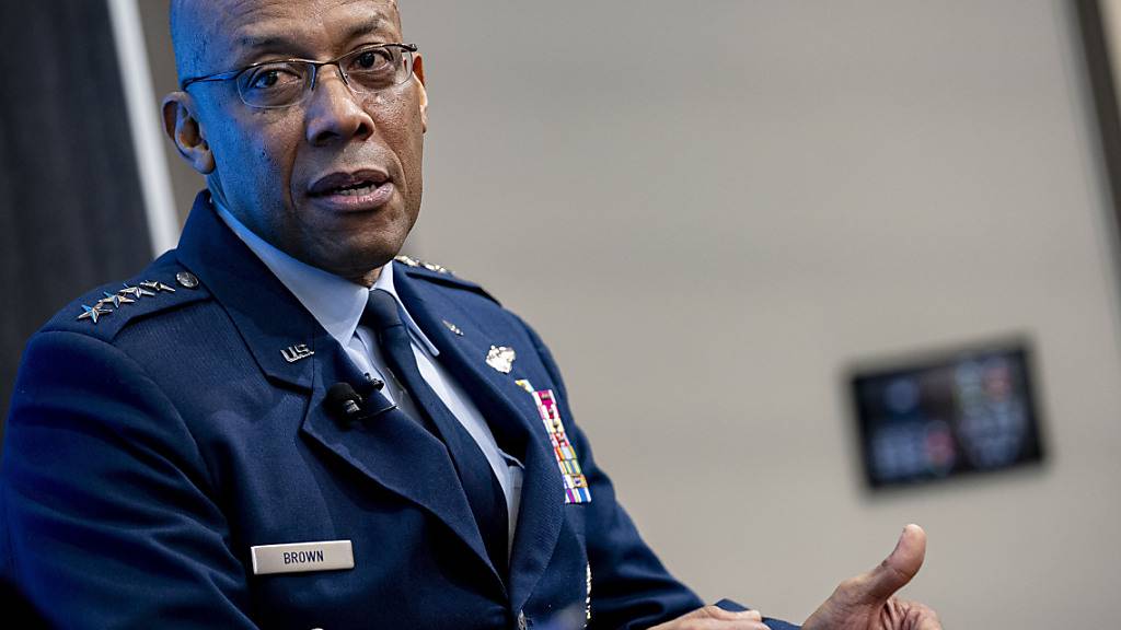 ARCHIV - General Charles Brown Jr. (M), Chief of Staff der Air Force der Vereinigten Staaten, spricht in der Brookings Institution in Washington. Foto: Andrew Harnik/AP/dpa