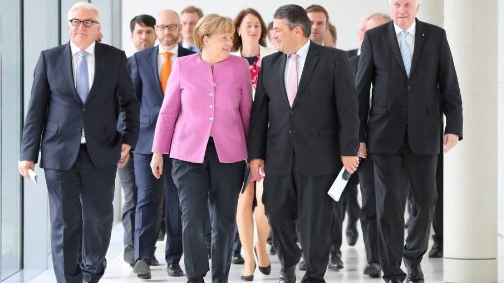 Bundeskanzlerin und CDU-Chefin Angela Merkel am Mittwoch in Berlin beim gemeinsamen Auftritt mit dem CSU-Chef Horst Seehofer (r.), dem SPD-Vorsitzenden Sigmar Gabriel (2.v.r.) und Aussenminister Frank-Walter Steinmeier (SPD).