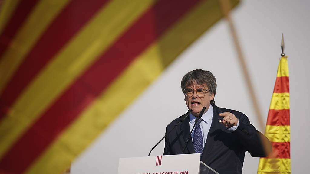 dpatopbilder - Carles Puigdemont spricht in Bacelona zu seinen Anhängern. Foto: Joan Mateu/AP/dpa