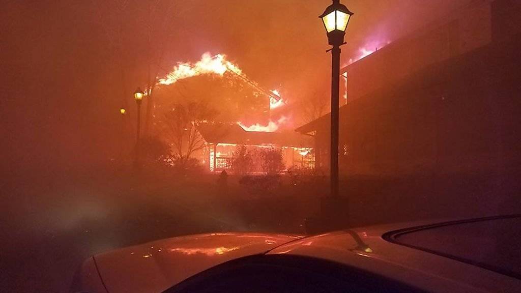 700 Gebäude sollen die Flammen in Tennessee bereits zerstört habe, berichten Medien.