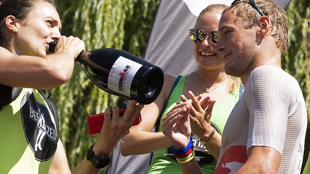 Ironman-Switzerland-Gewinner Jan van Berkel und Sarah Meier (gönnt sich einen Schluck Champagner) heiraten am Freitag