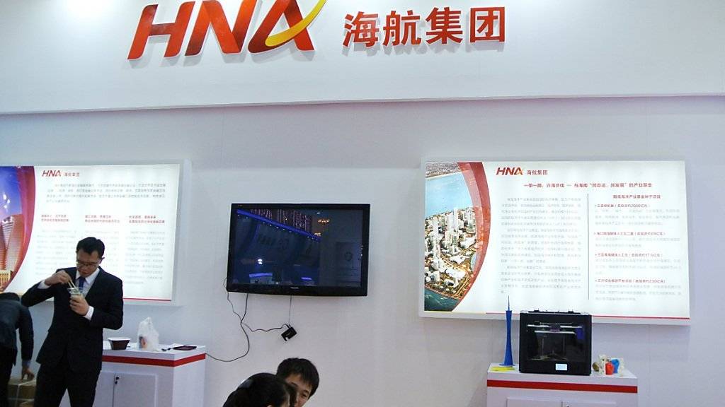 Mitarbeiter des chinesischen Konzerns HNA in Peking. HNA übernimmt den Schweizer Bordverpfleger Gategroup nun definitiv. (Archiv)