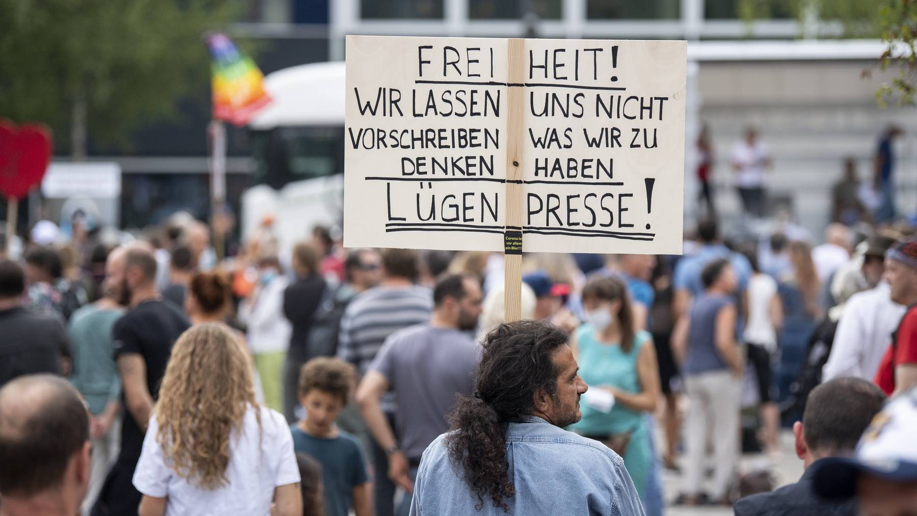 In Zürich fand vor zwei Wochen ebenfalls eine Coronademo statt. Gegen eine Menschenkette am Bodensee wächst Widerstand.
