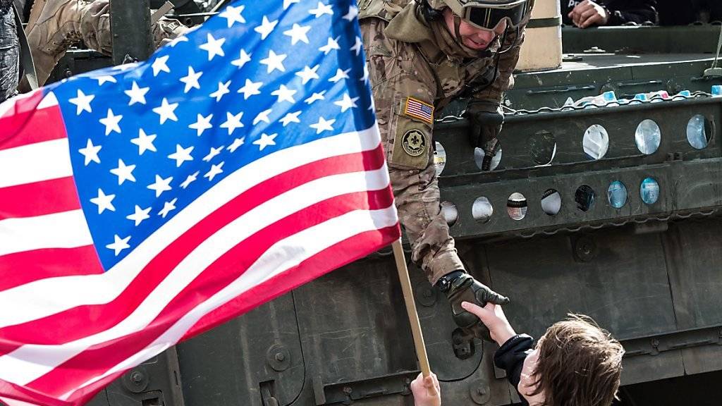 Bricht US-Präsident Donald Trump mit seinem Bann der Transgender aus der US Army ein Wahlkampfversprechen? (Aufnahme von Prag im März 2015)