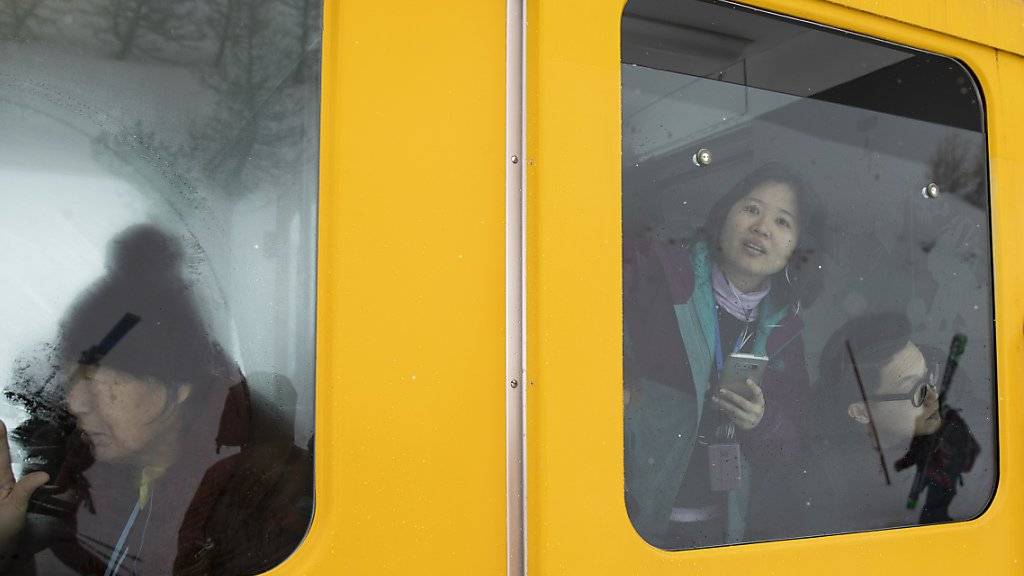 Asiatische Touristen schauen aus einem stillstehenden Zug der Wengernalpbahn im Berner Oberland. Das «Touristen-GA» blieb auch 2018 ein Renner. (Archivbild)