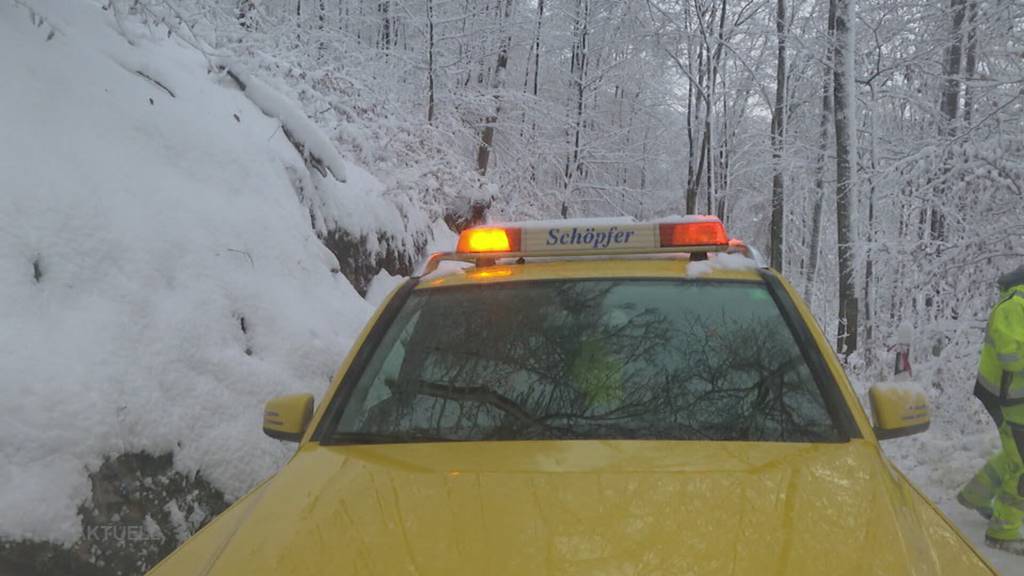 Schnee-Chaos: Unfälle und Einsatzkräfte im Dauereinsatz