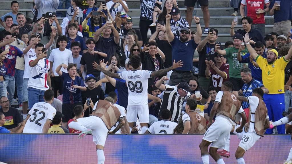 Torschütze Igor Jesus und die Akteure von Botafogo jubeln mit ihren Fans über das 1:0 gegen PSG