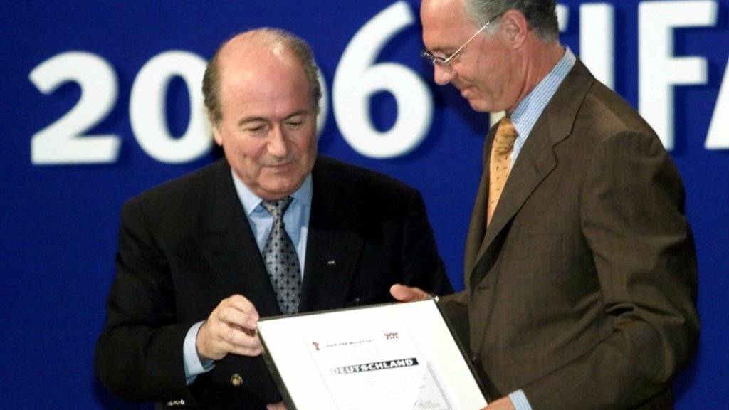 «Beckenbauers Version ist abstrus», so Blatter (links)