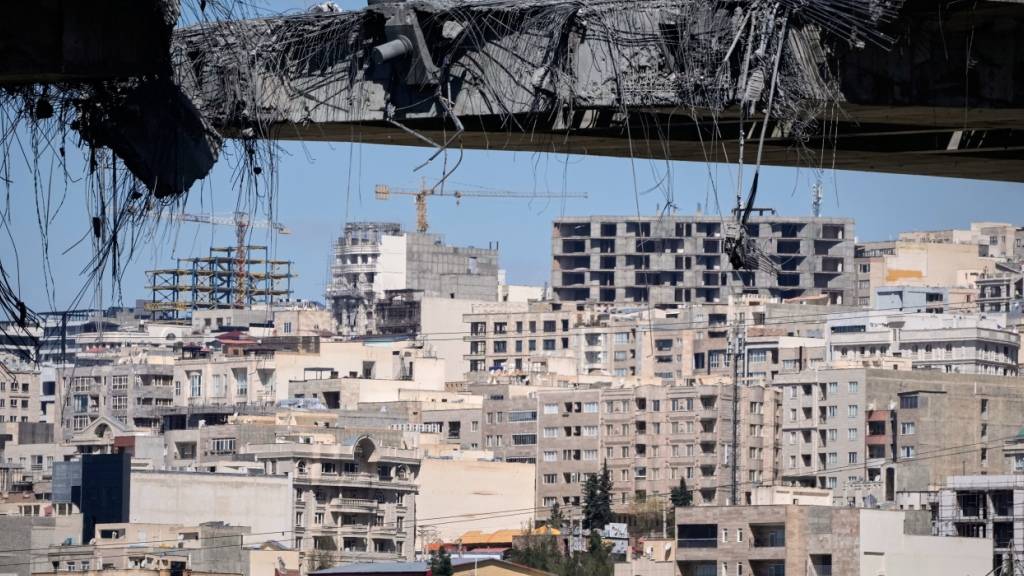 ARCHIV - Blick auf eine Brücke in Karadsch, die von US-Luftangriffen getroffen wurde (Archivbild). Foto: Vahid Salemi/AP/dpa