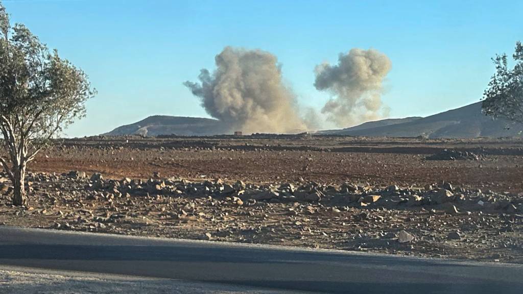 ARCHIV - Rauch steigt auf von einem mutmaßlichen israelischen Luftangriff, der das Dorf Jbab am Rande der Stadt Daraa im Süden Syriens getroffen hat. Foto: Omar Sanadiki/AP/dpa (Archivbild)