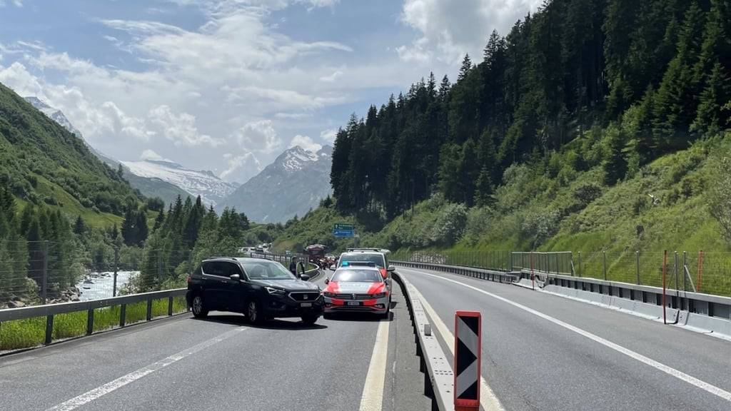 Der entstandene Stau beim Anhalten der Gruppe in Hinterrhein störte niemanden. Vielmehr applaudierten die Autofahrenden der Polizei für das Durchgreifen bei der rücksichtslosen Motorradgruppe.