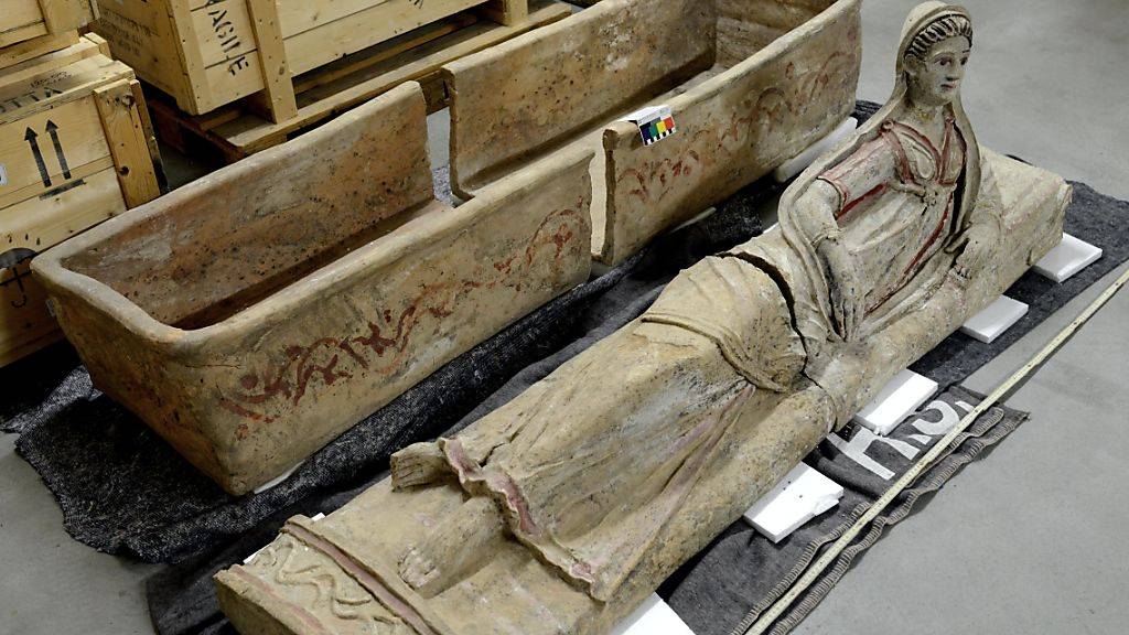 Unter den kostbaren Gütern befand sich auch dieser Sarkophag, dessen Deckel eine liegende Frau zeigt.