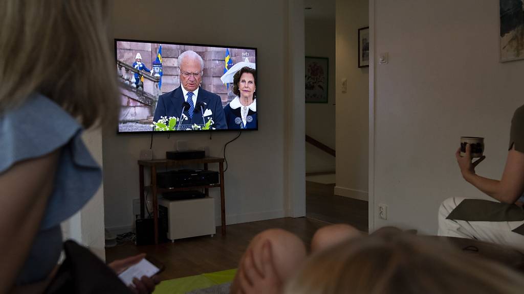 In vielen Wohnzimmern Schwedens wurde am Samstagabend die Ansprache des Königs Carl Gustaf im Fernsehen mitverfolgt.