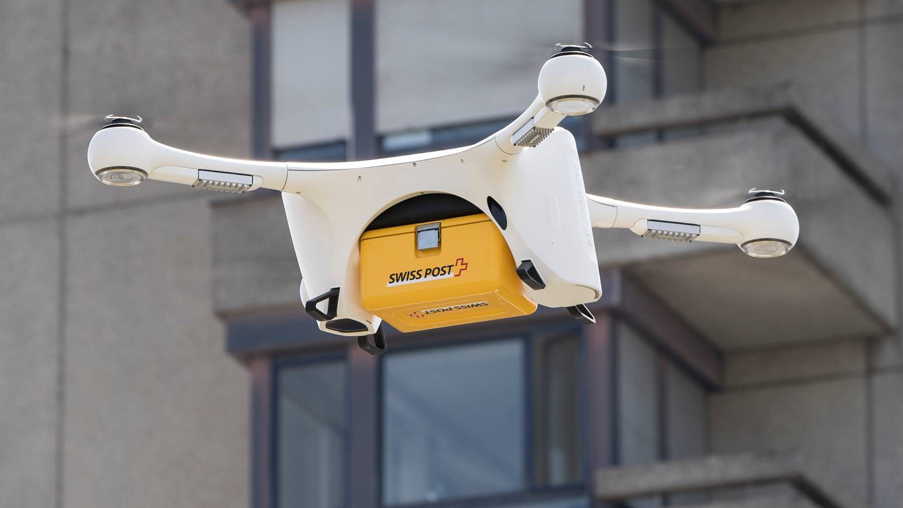 Eine Drohne vom Typ Matternet M2 kreist vor dem Inselspital in Bern.