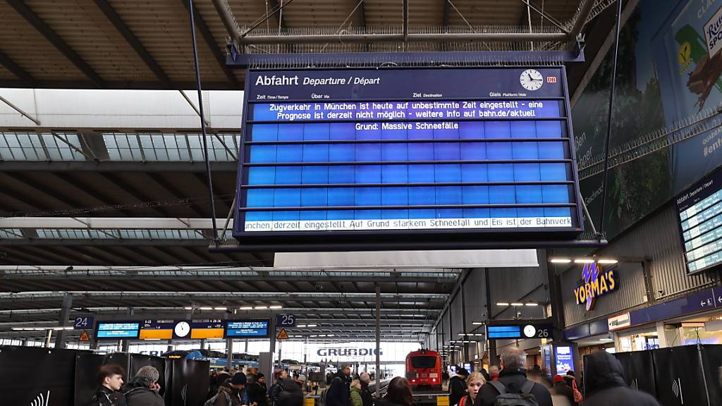 Die Deutsche Bahn rechnete aufgrund des Wintereinbruchs bis Wochenmitte mit Verspätungen und Zugausfällen – so wie bereits am Wochenende in München. (Archivbild)