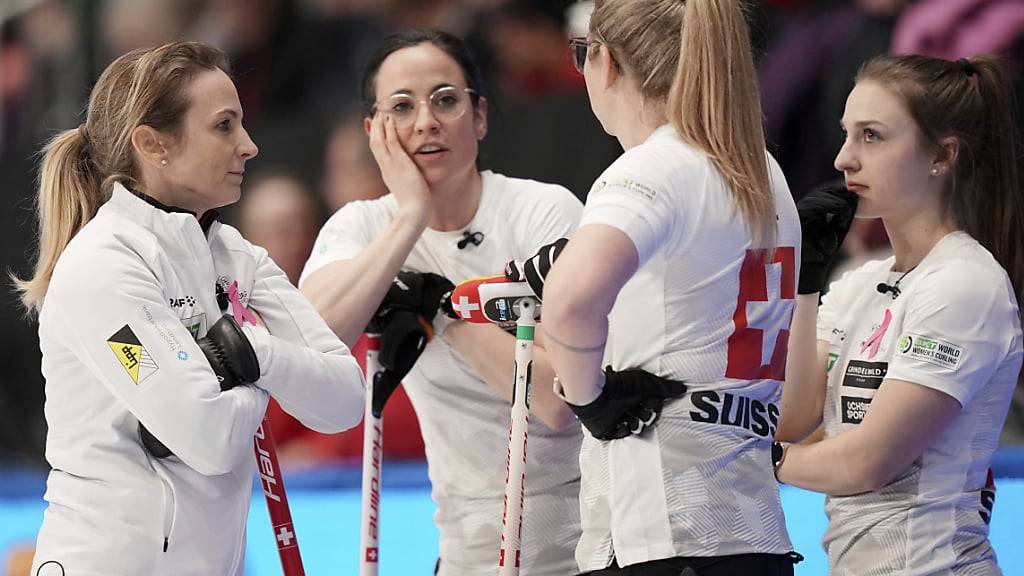 Das Schweizer Team am Beraten (von links): Silvana Tirinzoni, Carole Howald, Alina Pätz und Selina Witschonke