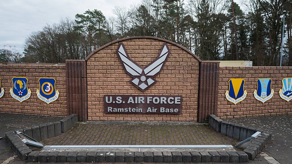 ARCHIV - Das Symbol der Ramstein Air Base der U.S. Air Force in Deutschland. Foto: Oliver Dietze/dpa