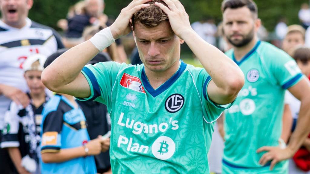 Ezgjan Alioski (vorne) und Renato Steffen stellen sich den enttäuschenden Lugano-Fans in Cham